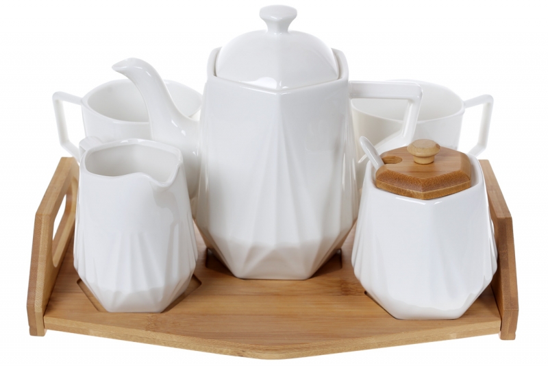 289-347 Чайный фарфоровый набор на бамбуковом подносе: чайник 900мл, молочник 280мл, сахарница 330мл с ложкой и две кружки 320мл, 31см