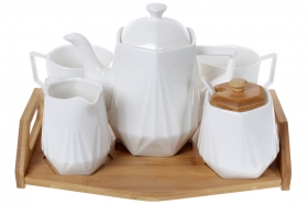 289-347 Чайный фарфоровый набор на бамбуковом подносе: чайник 900мл, молочник 280мл, сахарница 330мл с ложкой и две кружки 320мл, 31см